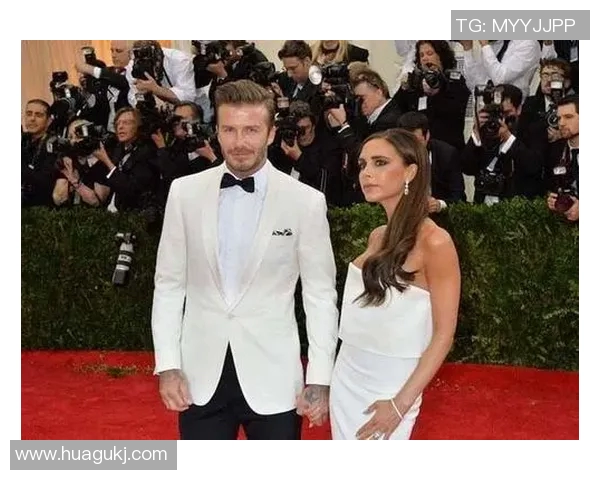 足球明星与妻子甜蜜合照展现幸福生活瞬间引发粉丝热议